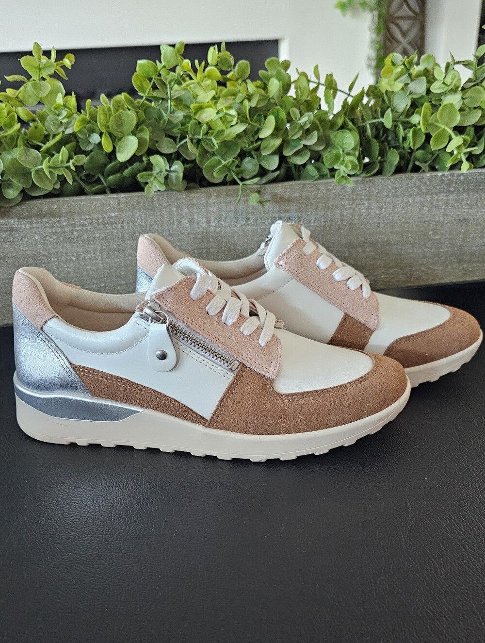 Brioso Women's White Tan Casual Retro Sneakers Shoes w/Silver Women's Sz 7.5